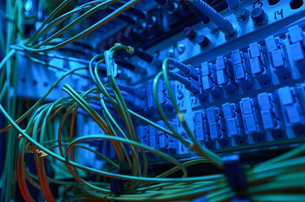 Quels sont les équipements indispensables pour optimiser la configuration d'une installation informatique ?